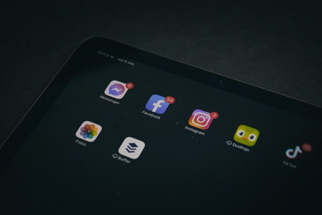 Tablette affichant des applications de réseaux sociaux