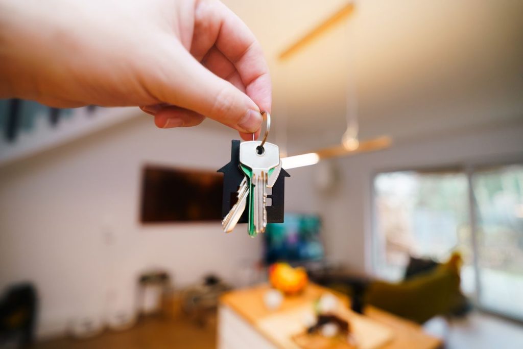 Remise des clés d’un logement meublé loué en courte durée