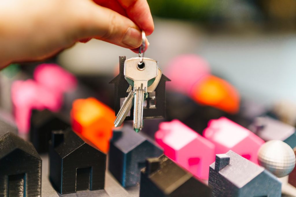 Maisons miniatures et clés pour lancer une conciergerie Airbnb