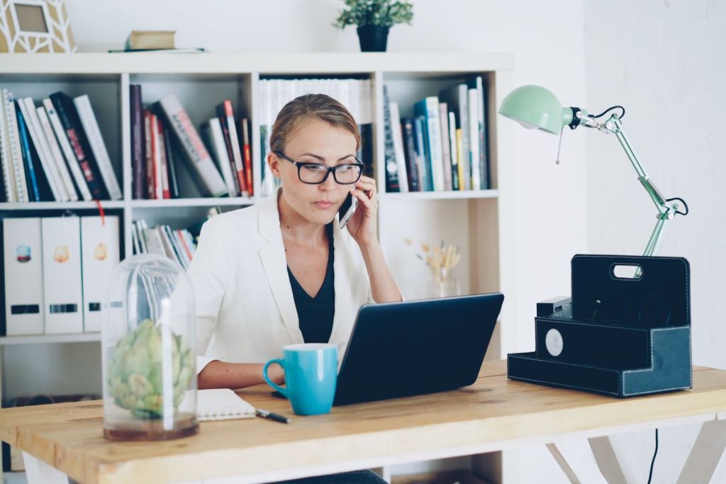Dirigeante de PME travaillant à son bureau