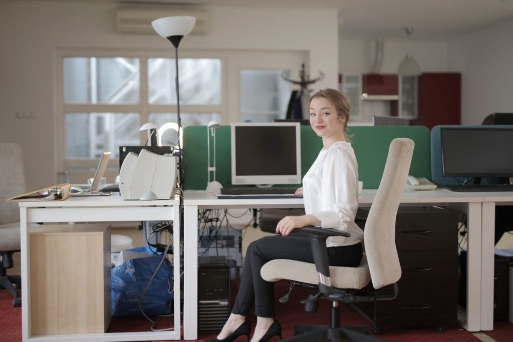 Assistante assise dans un bureau moderne