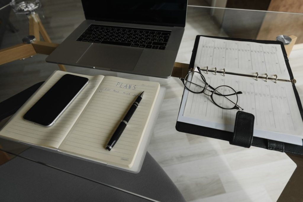 Ordinateur portable et documents pour préparer un budget publicitaire