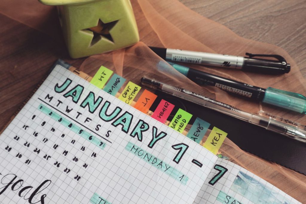 Planificateur et matériel d’écriture pour organiser un calendrier éditorial