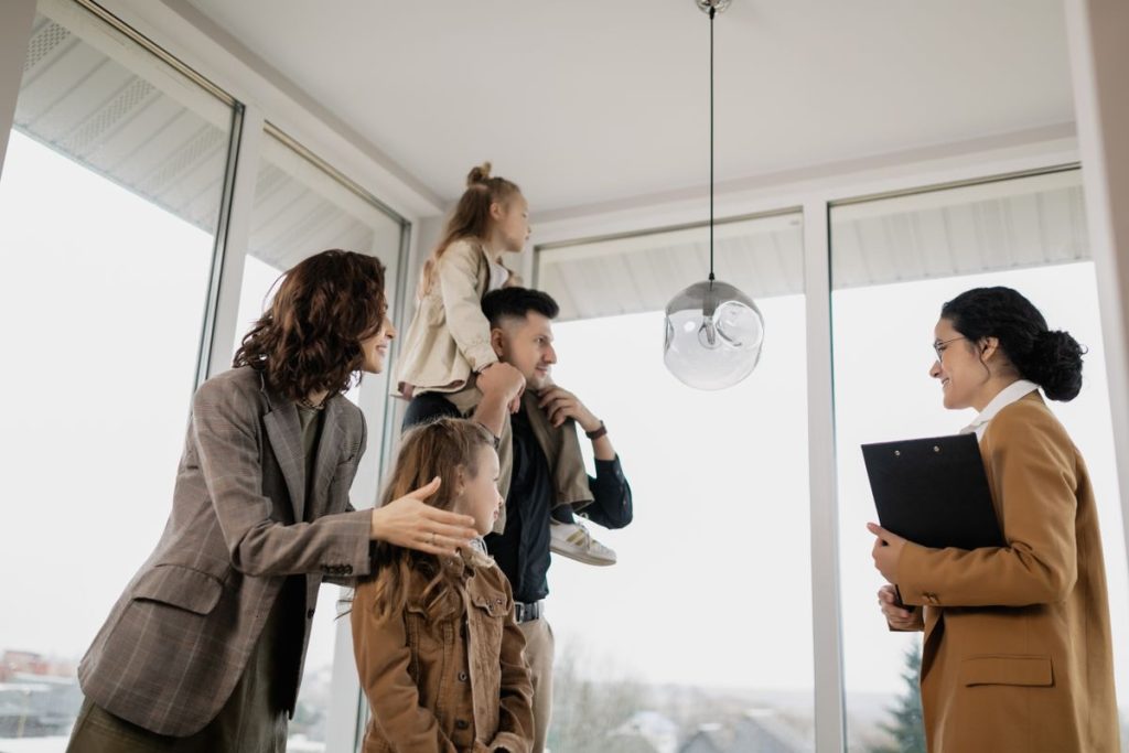 Agent immobilier présentant un bien à une famille