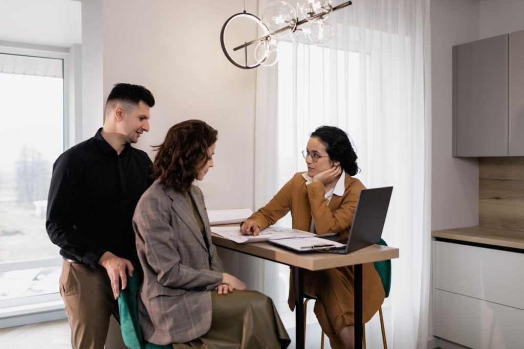 Rendez-vous entre une agente immobilière et un couple d’acquéreurs