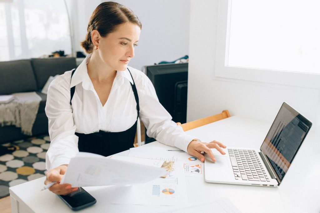 Assistante administrative travaillant sur son ordinateur portable