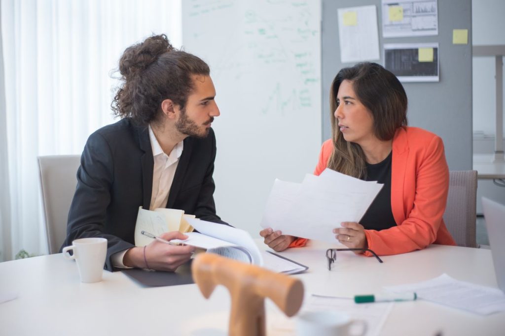 Dirigeant expliquant une tâche à une collaboratrice