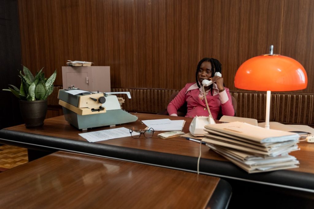 Assistante administrative traitant des dossiers à son bureau